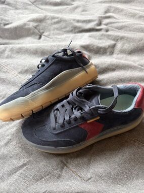 Women’s  navy and red Low-Top Casual Sneakers